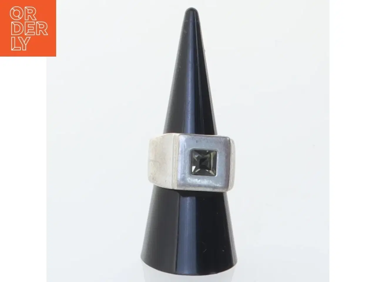 Billede 1 - Sort ring med kvadratisk sten fra Dyrberg Kern (str. Diameter 2 cm)