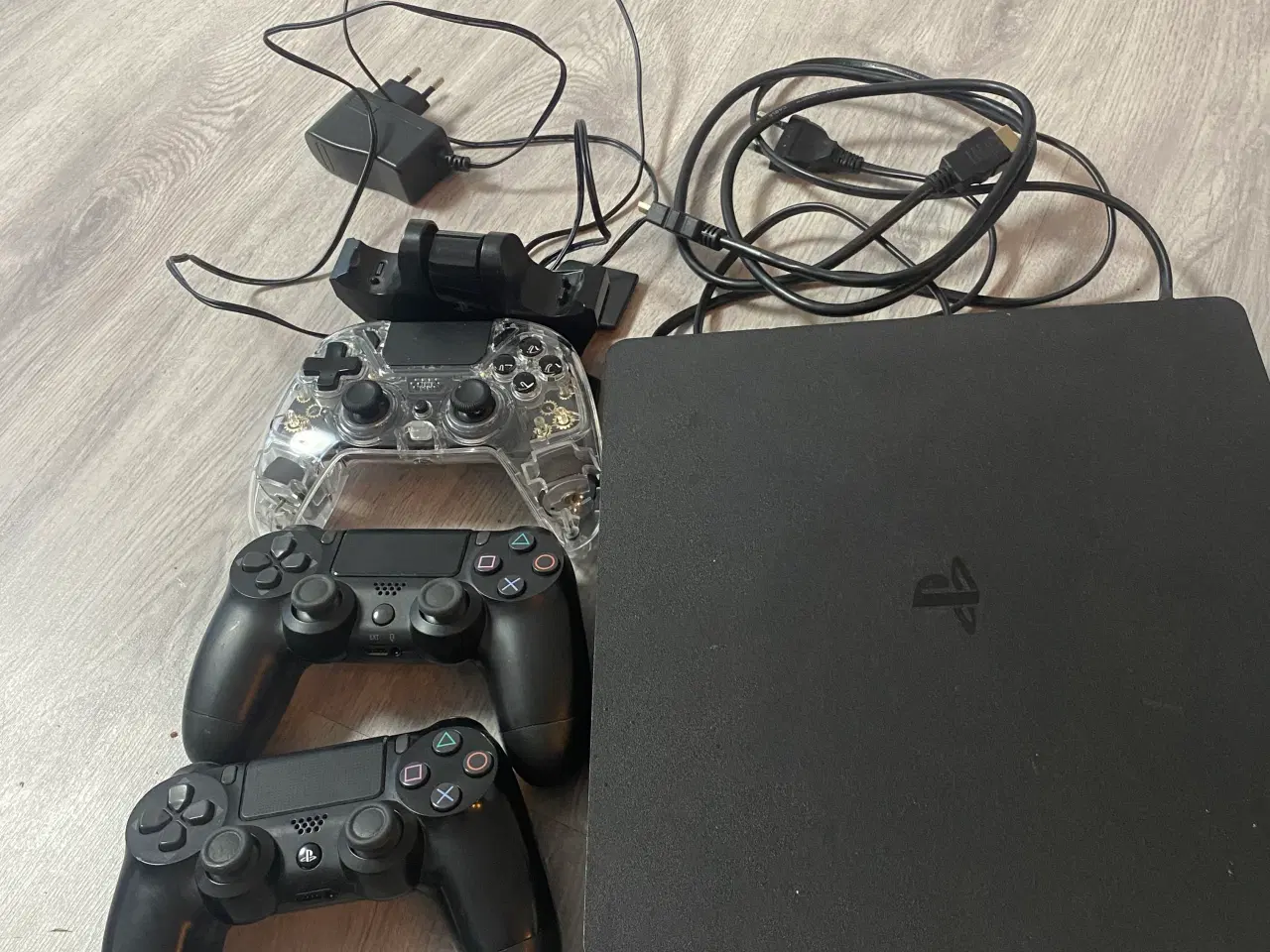 Billede 1 - Playstation 4 spillekonsol med tre controllere 