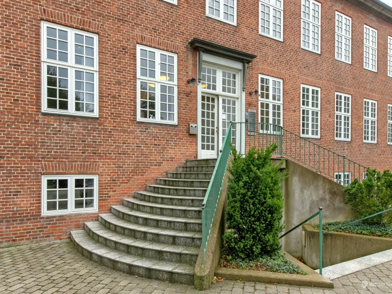 Billede 11 - Klinik- eller kontorlokale perfekt beliggenhed mod ejendommens gård. der sikrer et roligt og behageligt arbejdsmiljø.