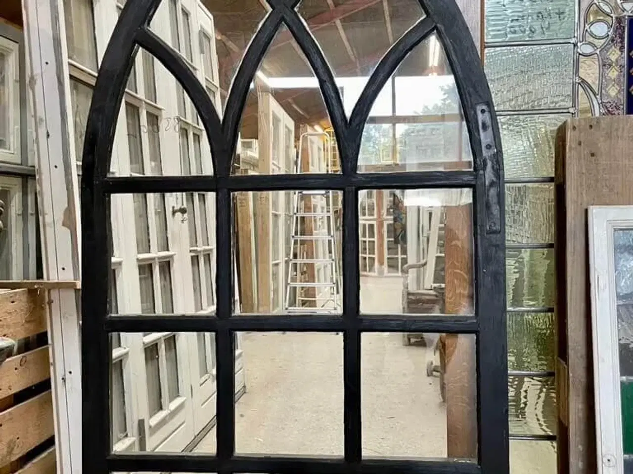 Billede 1 - Kirkevindue med svungne sprosser