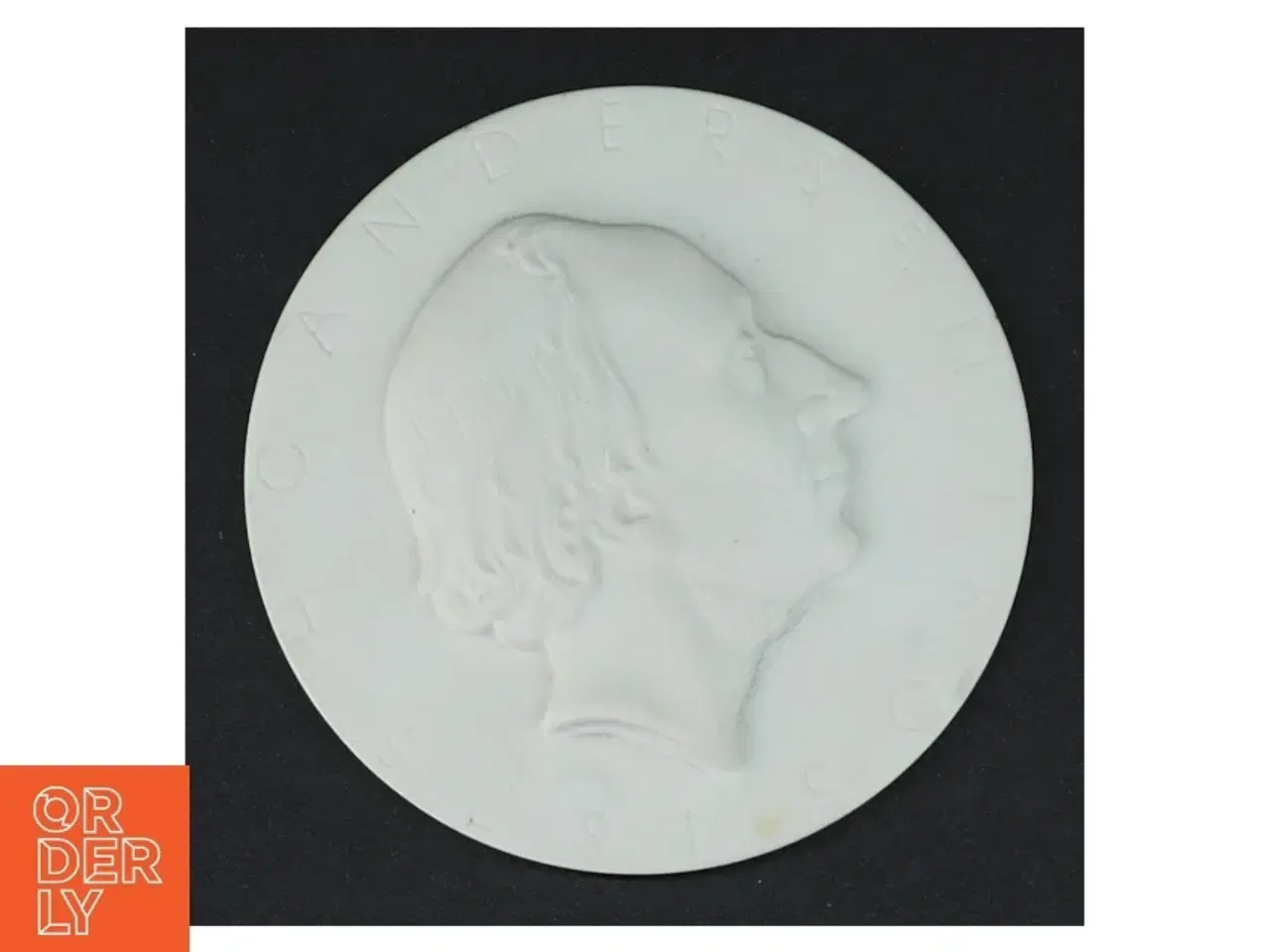 Billede 1 - Hvid porcelænsplatte med relief af H.C.Andersen fra Royal Copenhagen (str. Ø 10,5 cm)