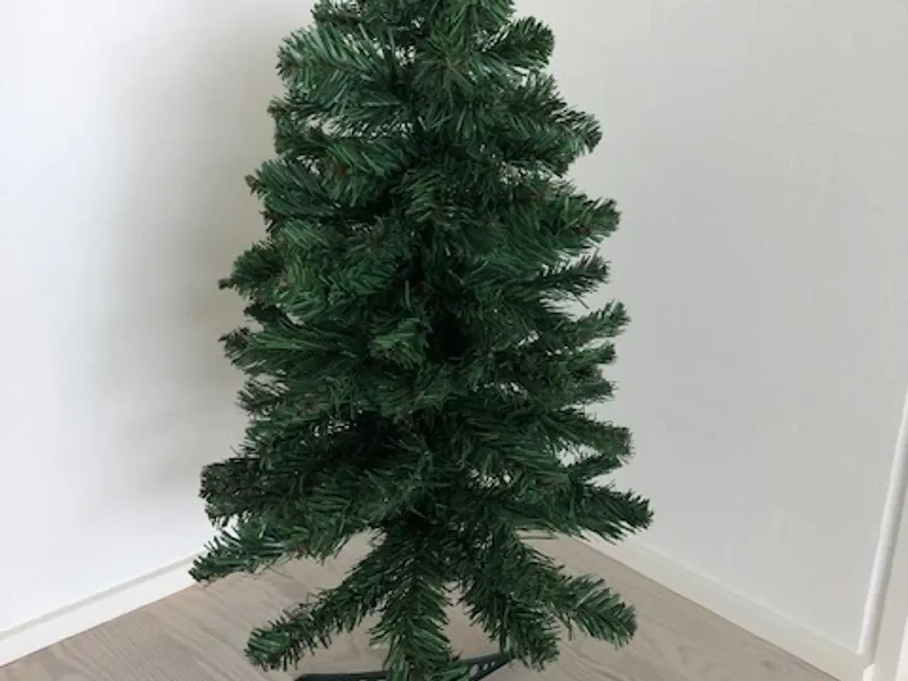 Billede 2 - "NEDSAT" FLOT lille kunstigt juletræ på 90 cm.