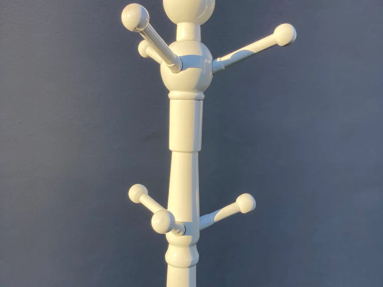 Billede 2 - Flot hvid stumptjener i træ. Stabil og praktisk