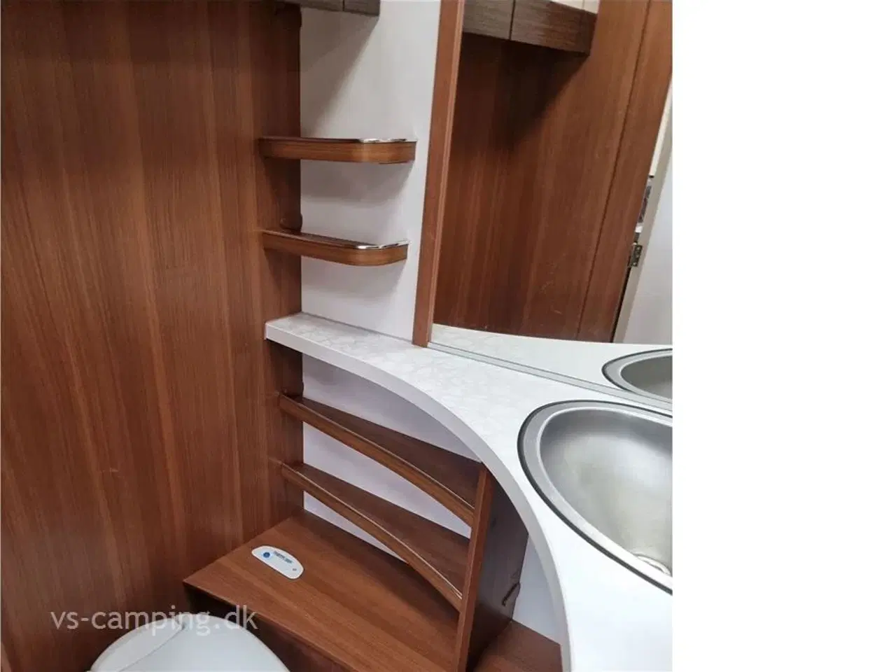 Billede 8 - 2016 - LMC Vivo 490 E ALDE   FLOT OG VELHOLDT CAMPINGVOGN MED ALDEVARME OG ENKELTSENGE.