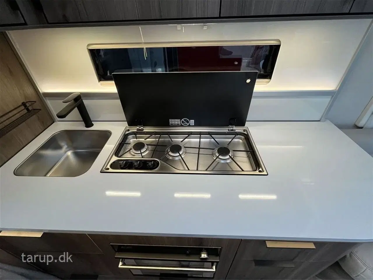 Billede 14 - 2026 - Kabe Smaragd 520 XL KS Premium Line Fransk seng, rundsiddegruppe i beige skind, ALDE centralvarme, vandbåren gulvvarme, stort kompressor køleskab