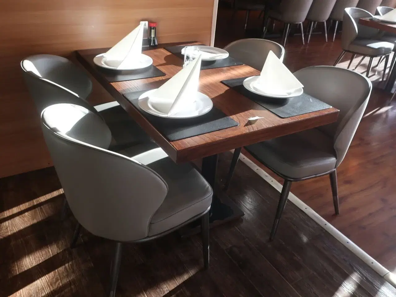 Billede 2 - Bord og 4 nye stole