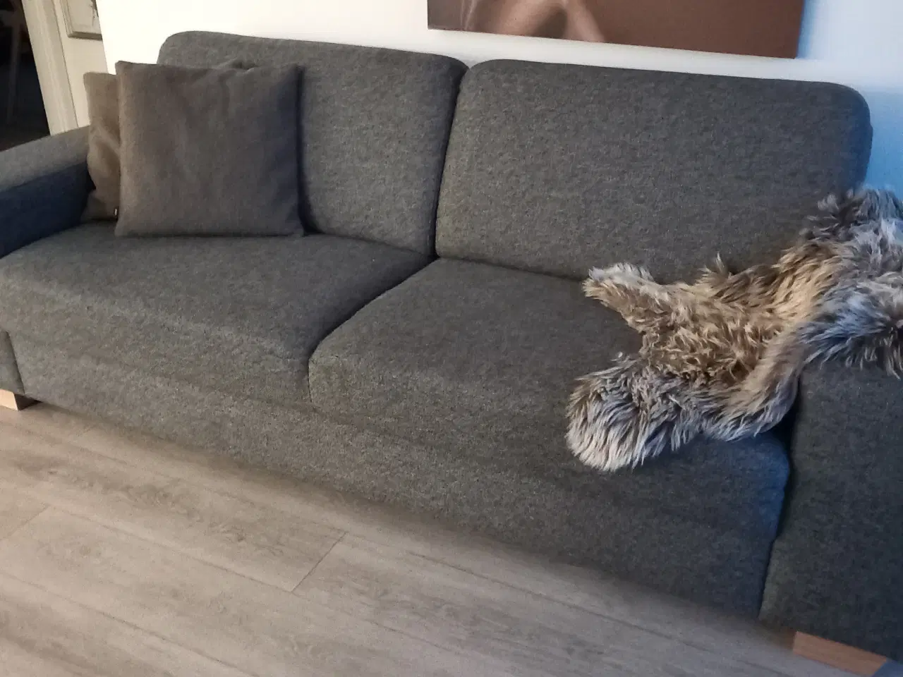 Billede 3 - Flot 3 pers grå stof sofa købt i Ilva 
