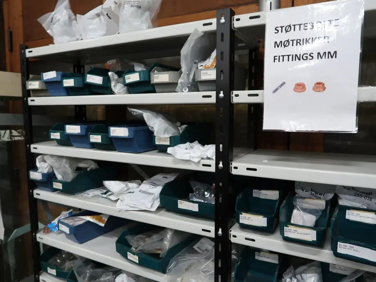 Billede 10 - 6 fag lagerreoler med indhold