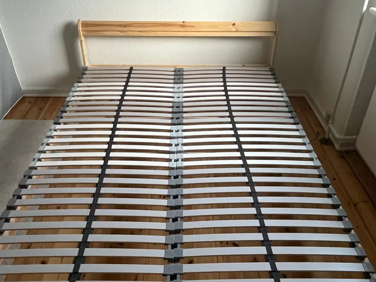 Billede 2 - IKEA Neiden seng med Åfjäll madras og Lönset lamel