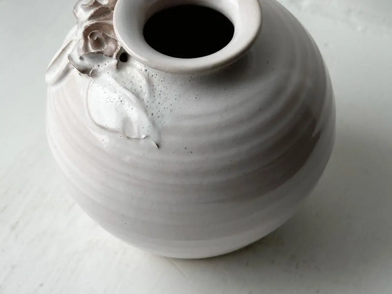 Billede 6 - Lille hvid kuglevase m keramikblomster