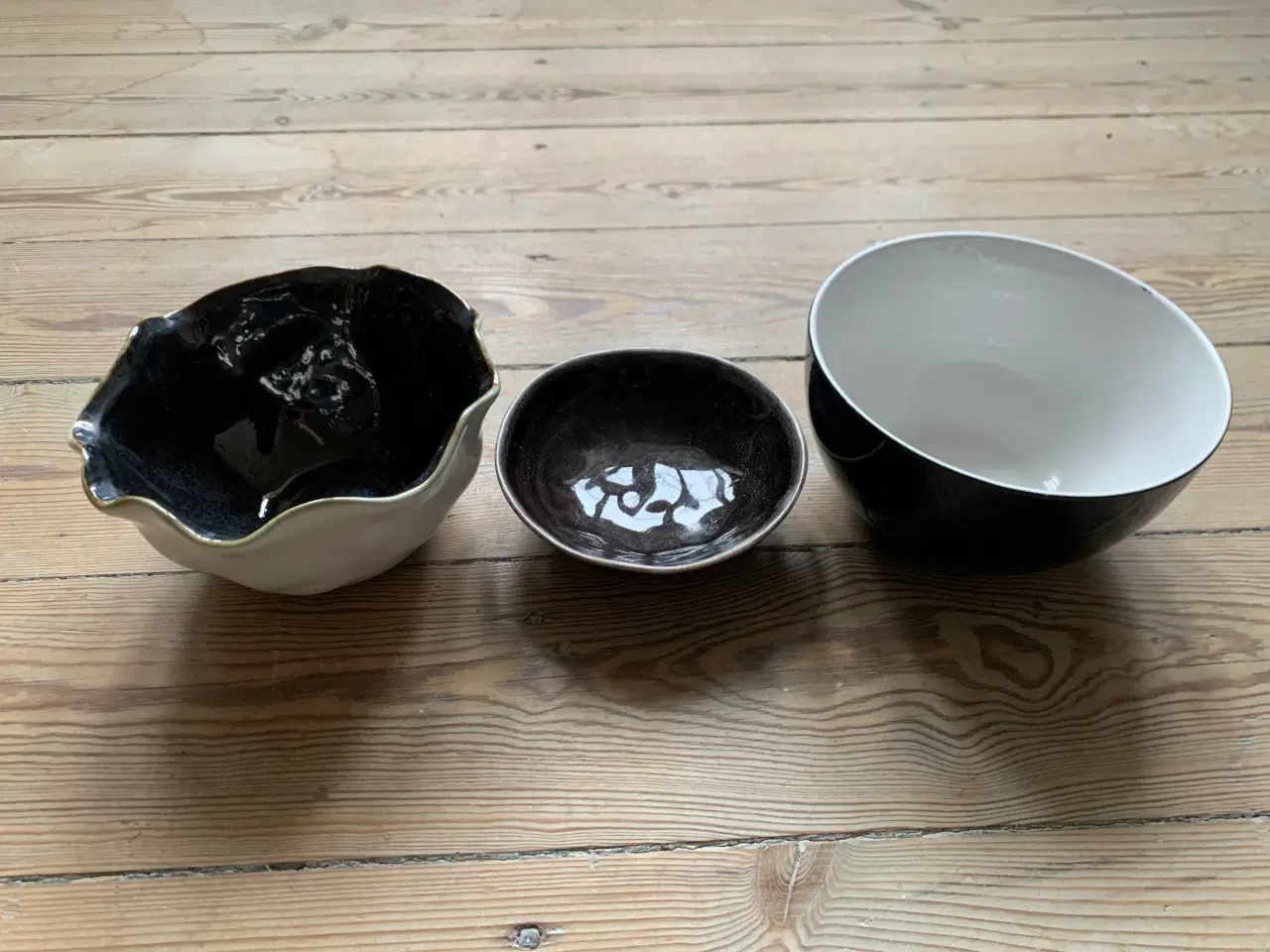 Billede 1 - 3 forskellige skåle i sort og hvid glasur