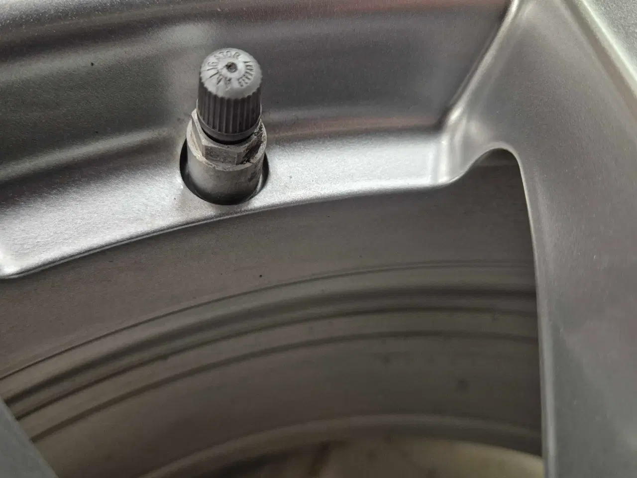 Billede 3 - BMW i4 / G30 / G31 ORIGINAL ALUFÆLGE MED SOMMERDÆK