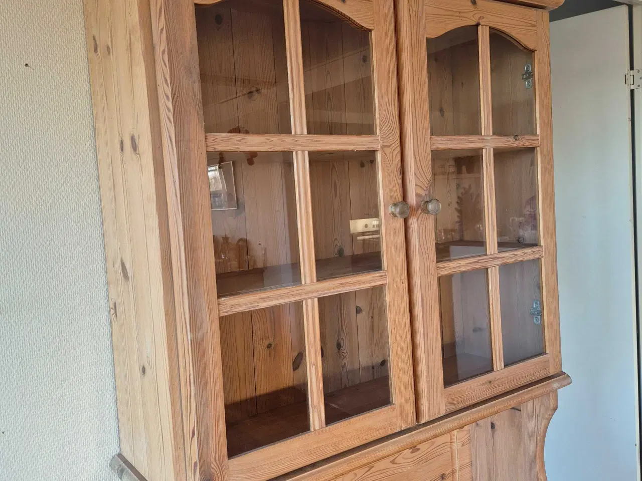 Billede 2 - Vitrineskab i fyrtræ 