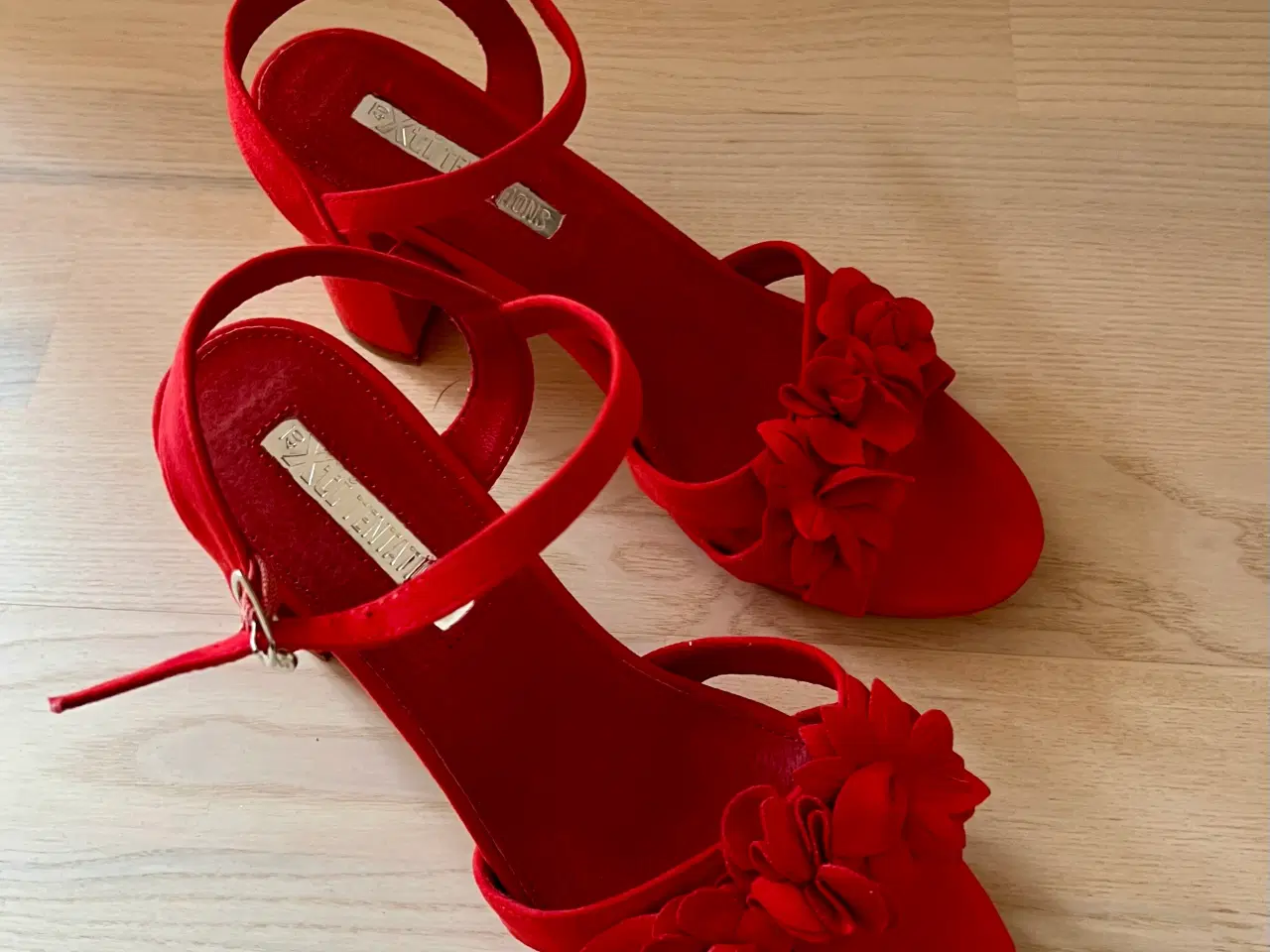 Billede 2 - Røde højhælede sko str. 40