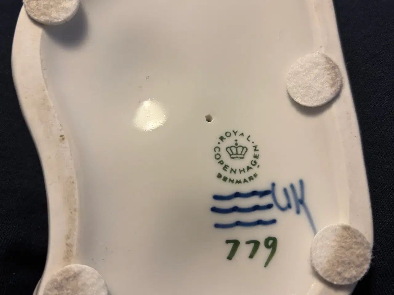 Billede 3 - Pige med kalv. Royal Copenhagen figur nr. 779