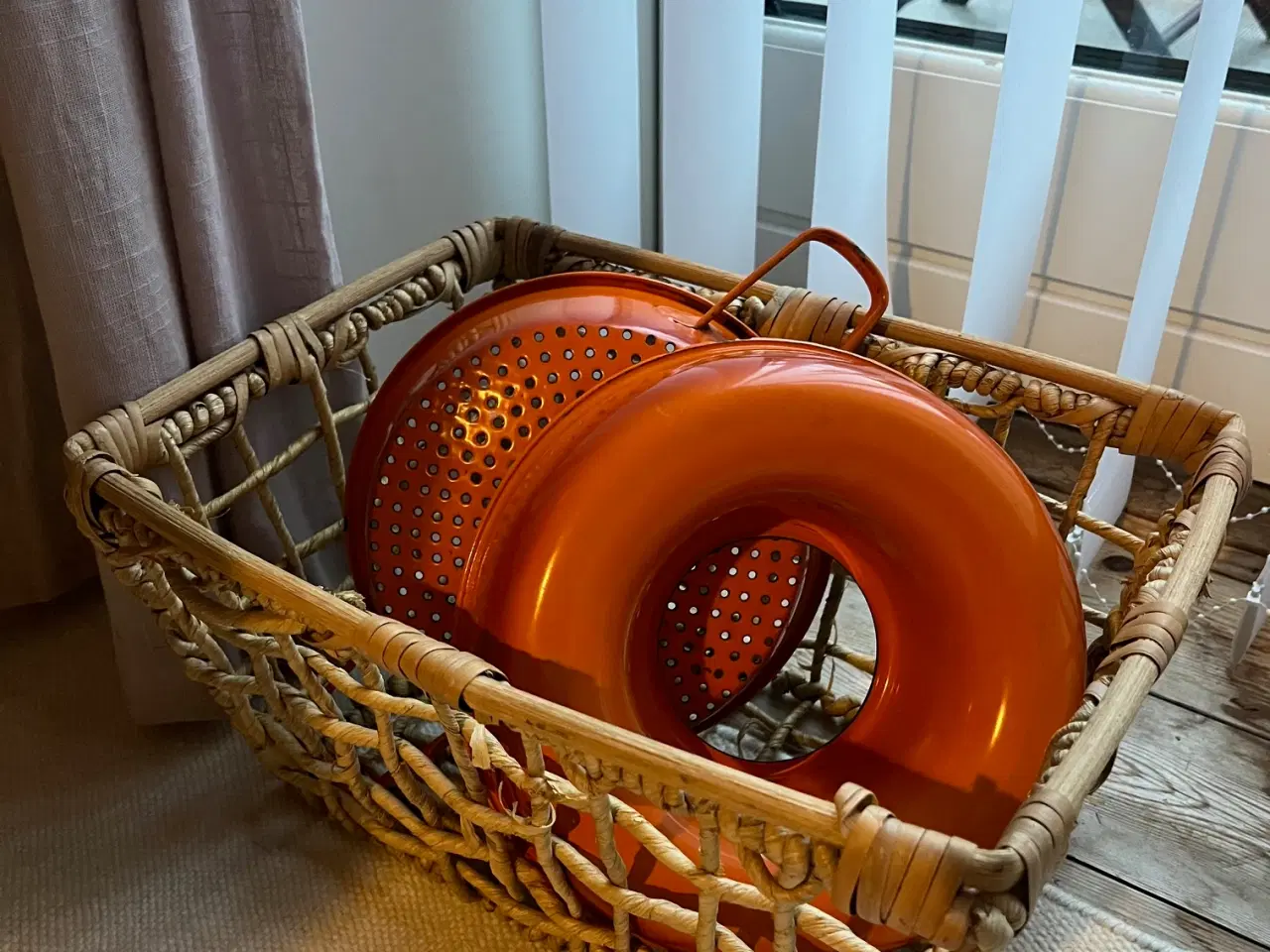 Billede 1 - Flot Retro Sæt i Orange Emalje – Dørslag & Kødrand