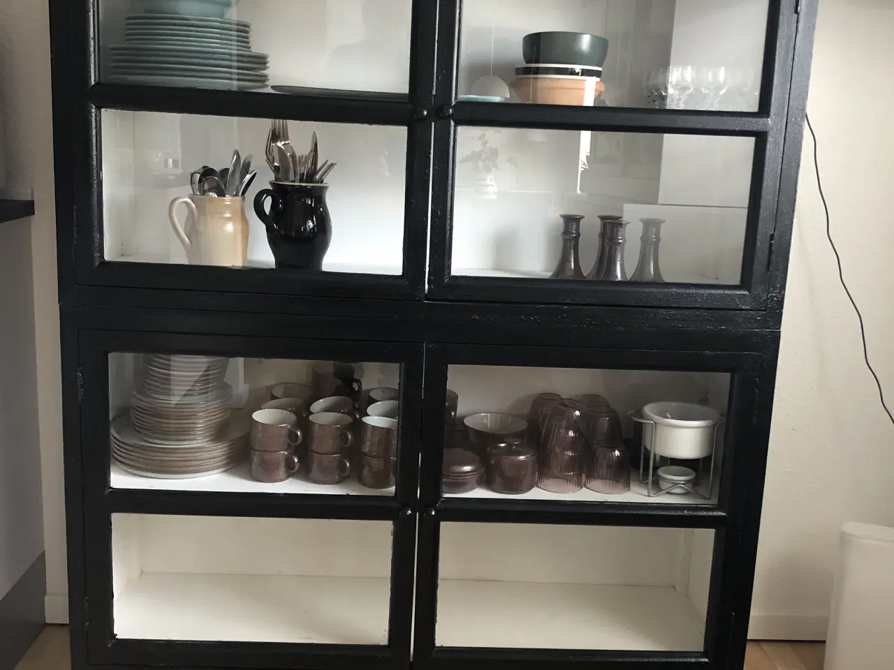 Billede 1 - Sort vitrineskab i antiklook.