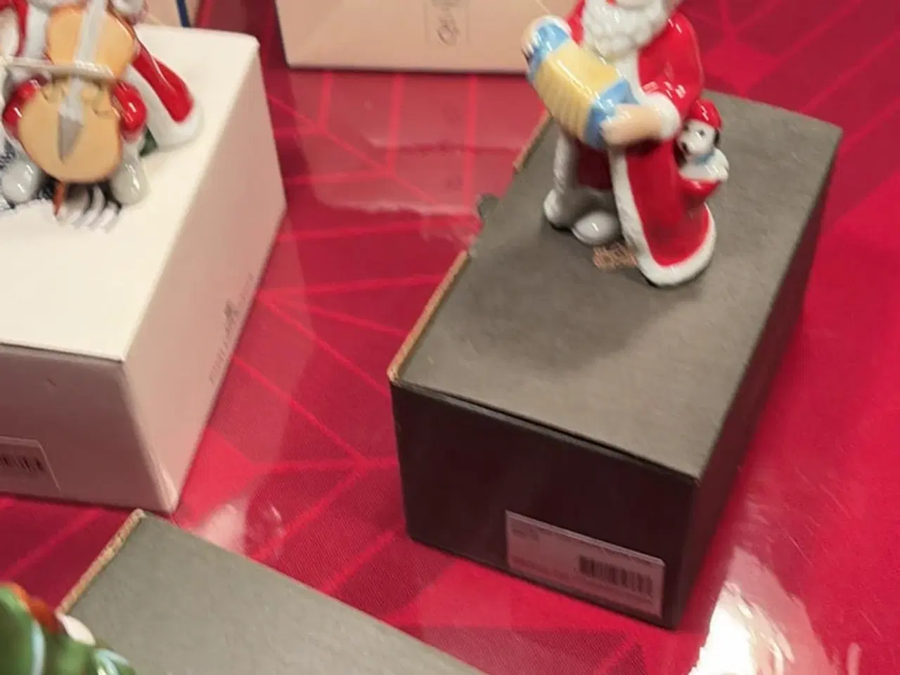 Billede 4 - Royal års nisser + årstræ