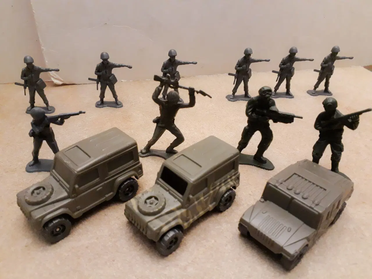 Billede 1 - 40 Soldater og 3 Militærvogne