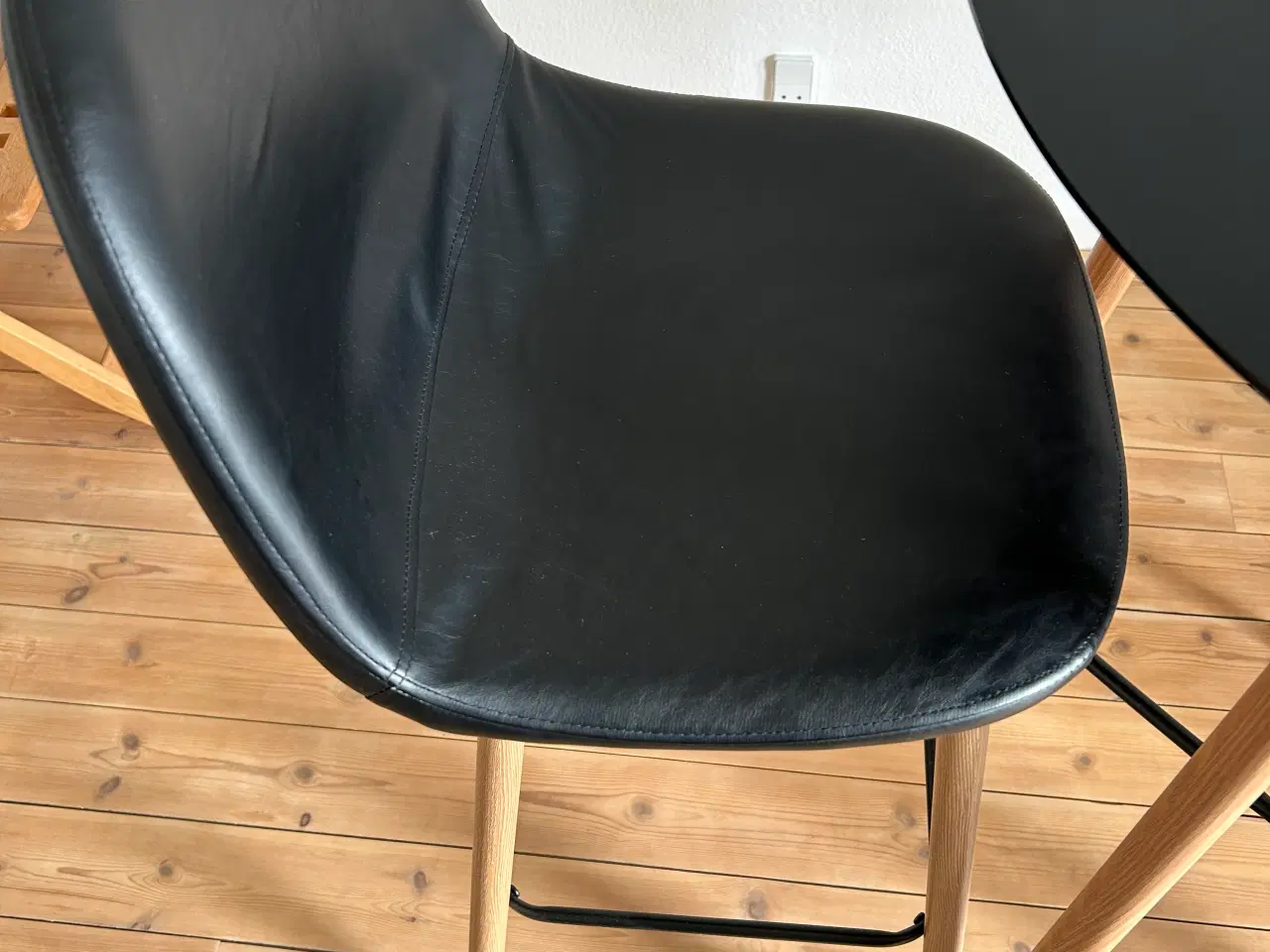 Billede 2 - Barstol JONSTRUP sort kunstlæder/egefarve 