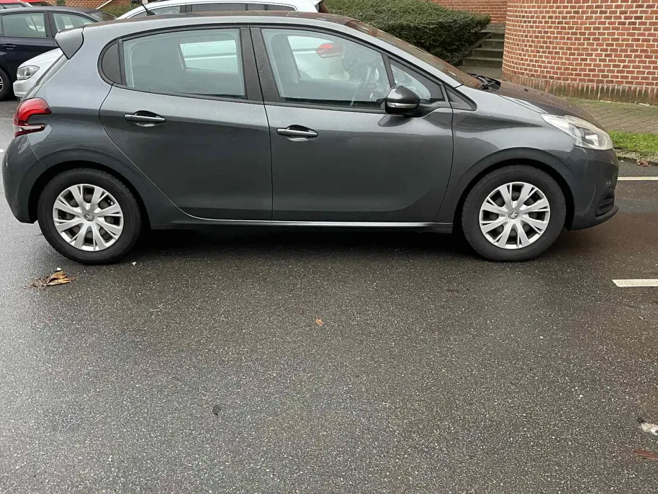 Billede 6 - Flot og velholdt Peugeot 208. Nysynet. 2 sæt hjul