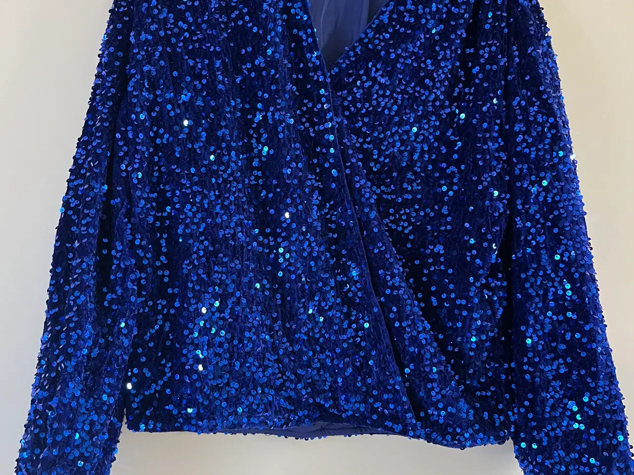 Billede 1 - Flot blå paillet top fra Noella