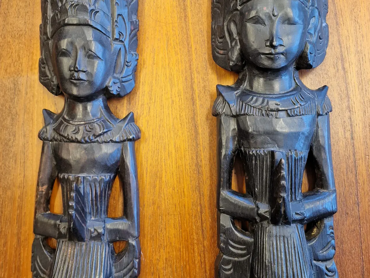 Billede 3 - Et par store flotte væghængte asiatiske figurer.