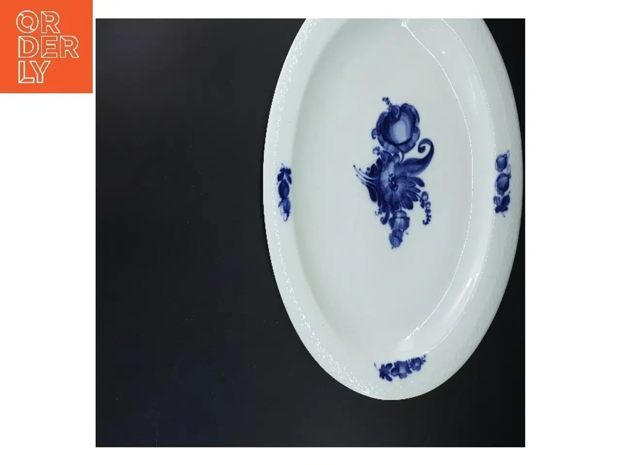 Billede 3 - Porcelænsfad med blå blomst fra Royal Copenhagen (str. 42x34 cm)