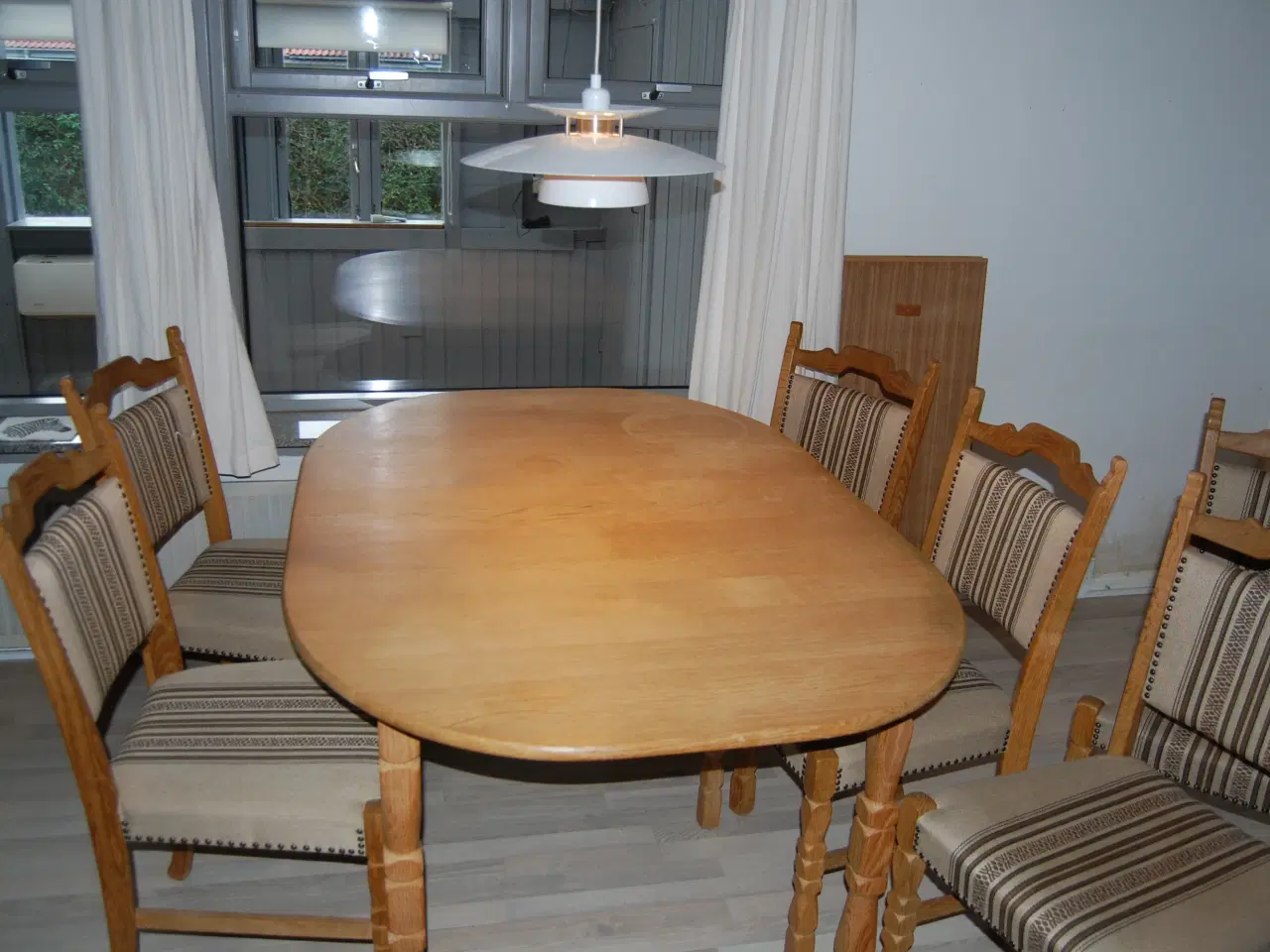 Billede 3 - Spisebord i eg med stole