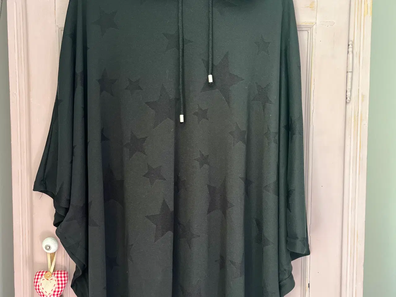 Billede 2 - Flot poncho med hætte fra Zay str. S (42/44) sort