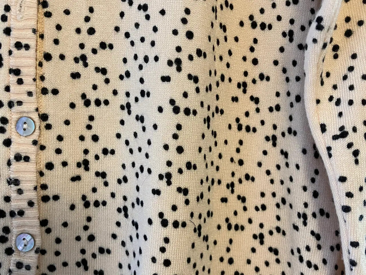 Billede 3 - Minus Cardigan, cremefarvet med sorte prikker, str