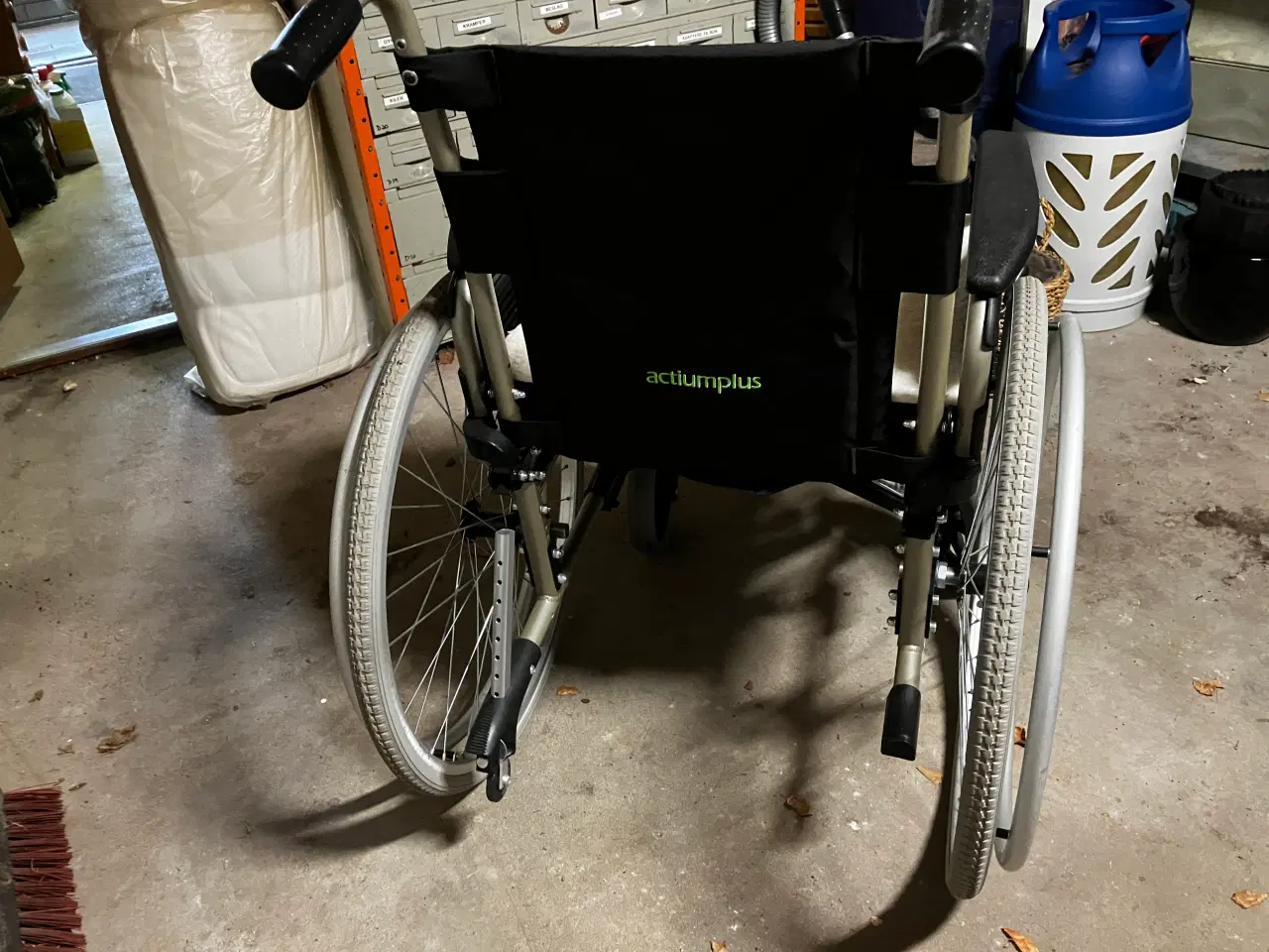 Billede 2 - Kvalitetskørestol Alu. 42,5 cm-Max 140 kg