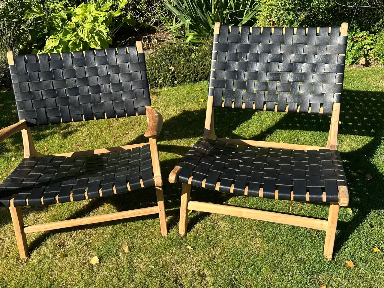 Billede 1 - Loungestole i træ og sort læderflet.