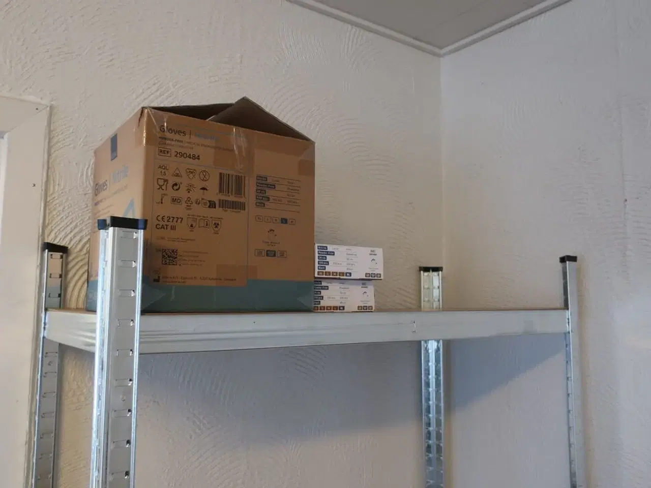 Billede 2 - Reol med indhold