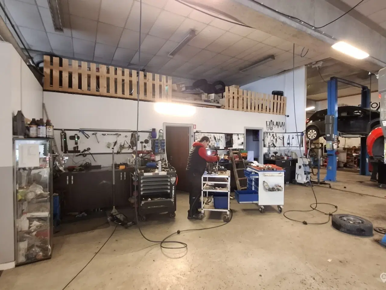 Billede 11 - Autoværksted / Værksted / Lager/ Produktion / Showroom. Store porte. Ingen søjler, Højloftet, Kun lette væge, Eget parkeringsareal.