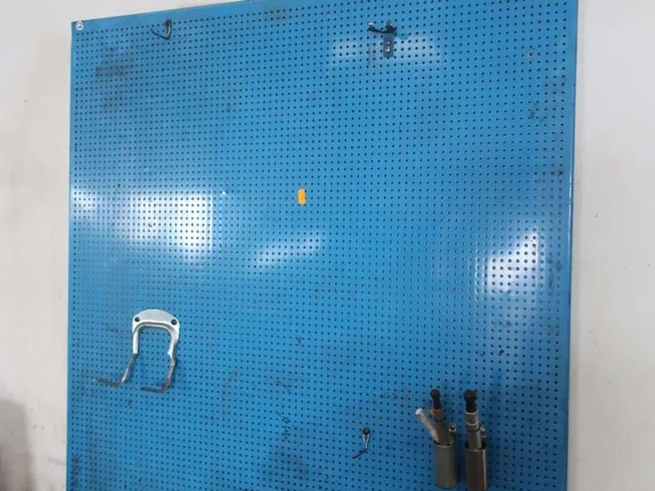 Billede 3 - Arbejdsbord samt værktøjstavle