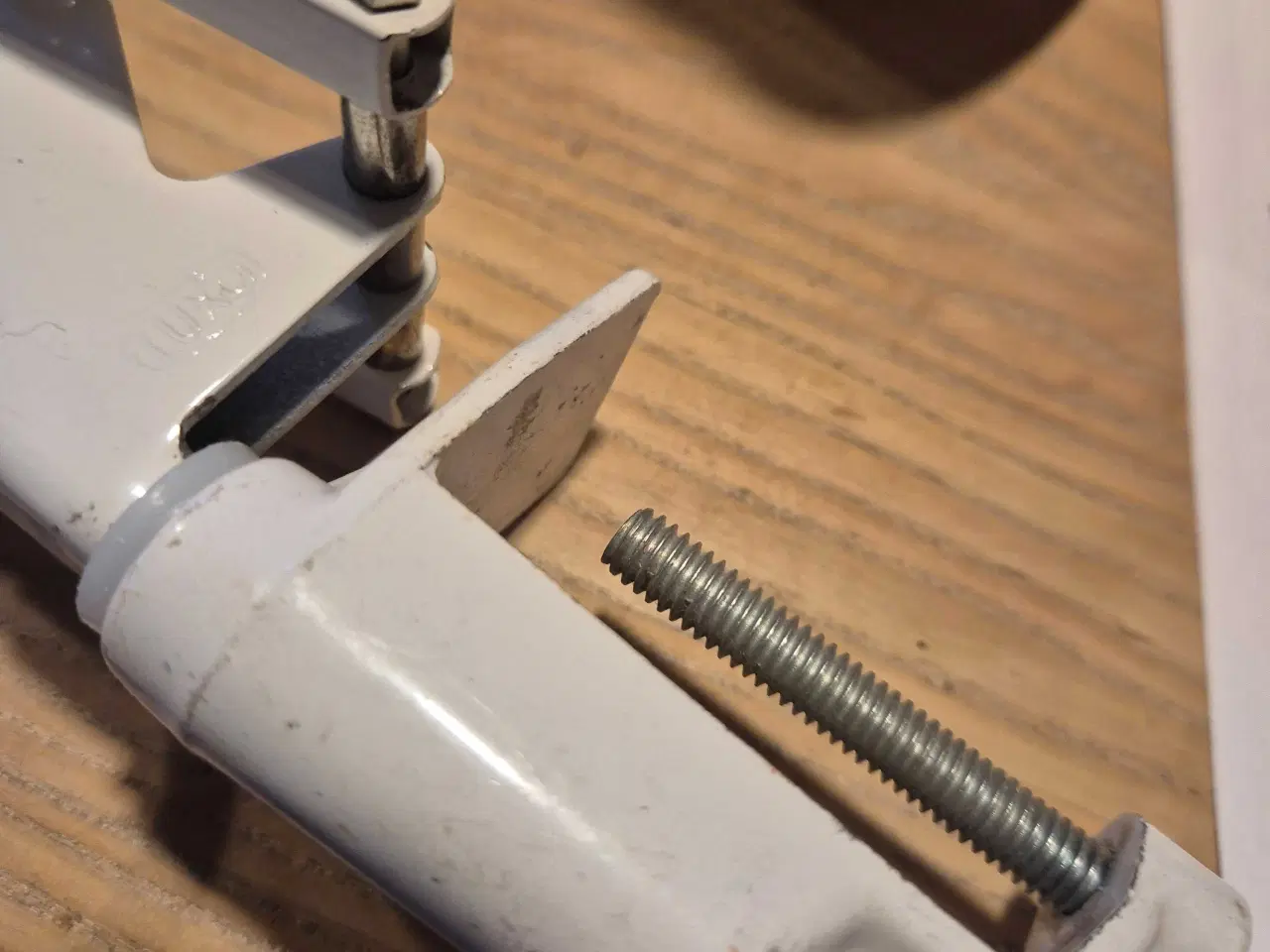 Billede 14 - Hvid arkitektlampe fra Luxo med parabolskærm