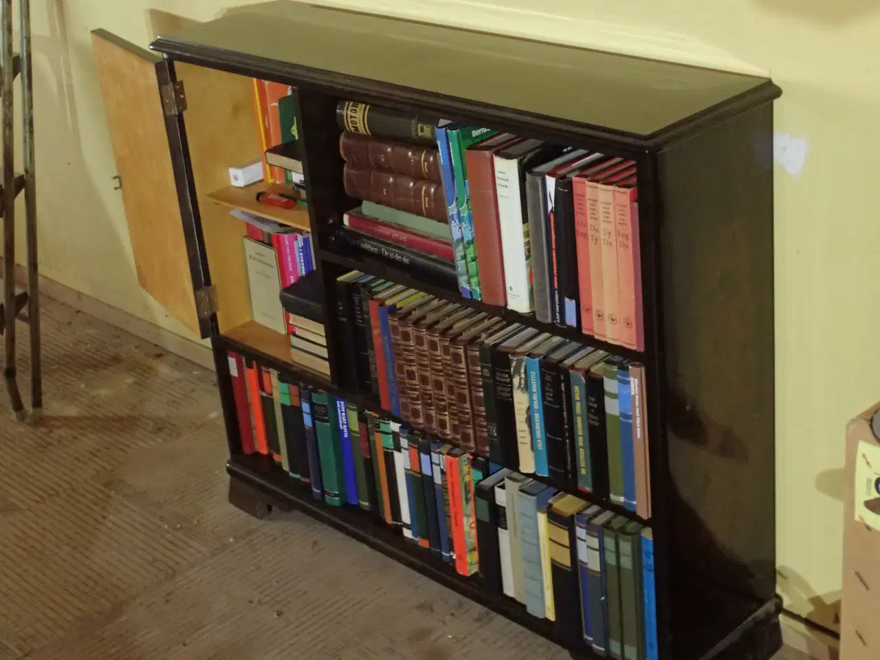 Billede 3 - Tobaksskab i brunbejdset birketræ.