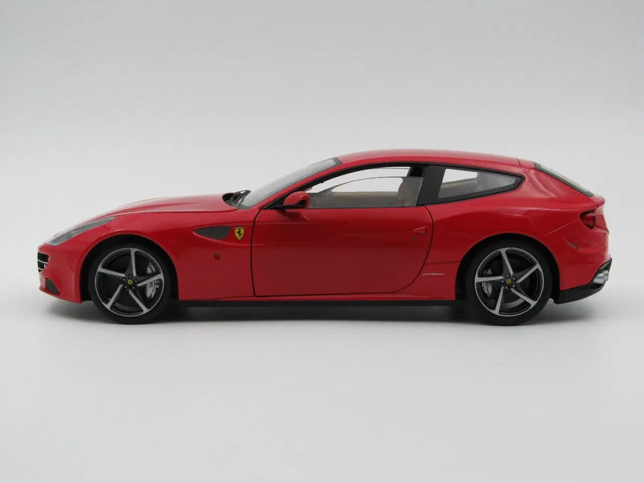 Billede 3 - 2011 Ferrari FF - 1:18  - Rosso Corsa Red  