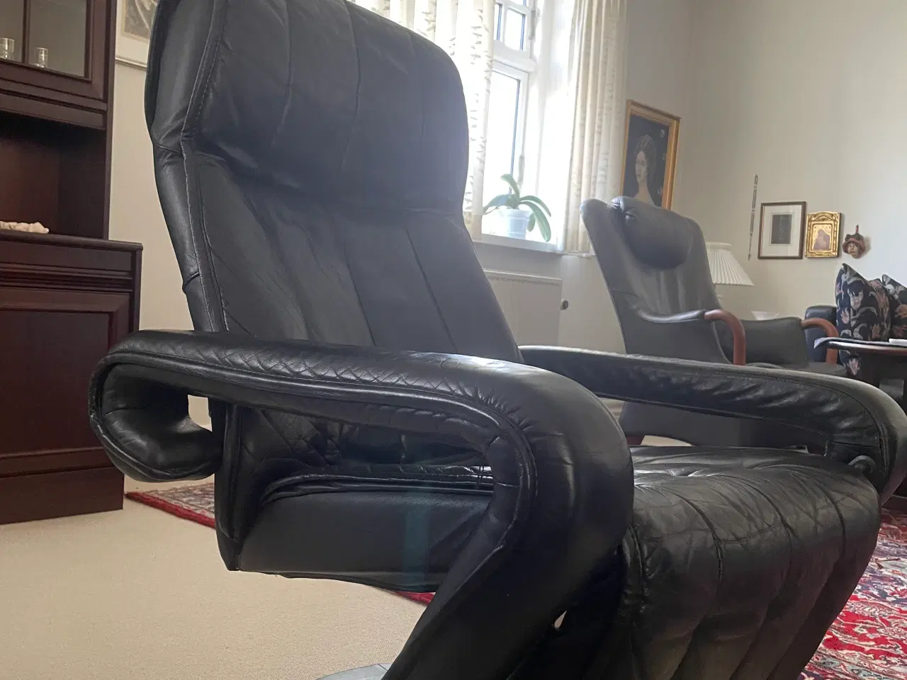 Billede 2 - Lænestol i sort læder m. dreje og hvilefunktion