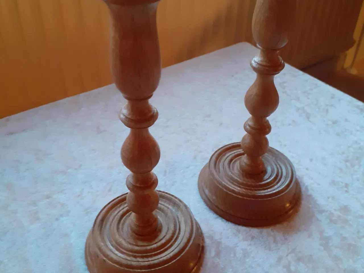 Billede 4 - 2 lysestager i egetræ - hånddrejet / sæt