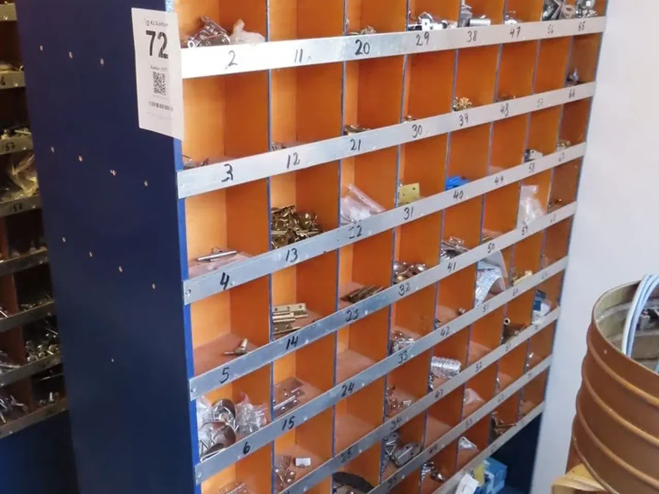Billede 1 - Reol med indhold af diverse beslag, fittings mv.