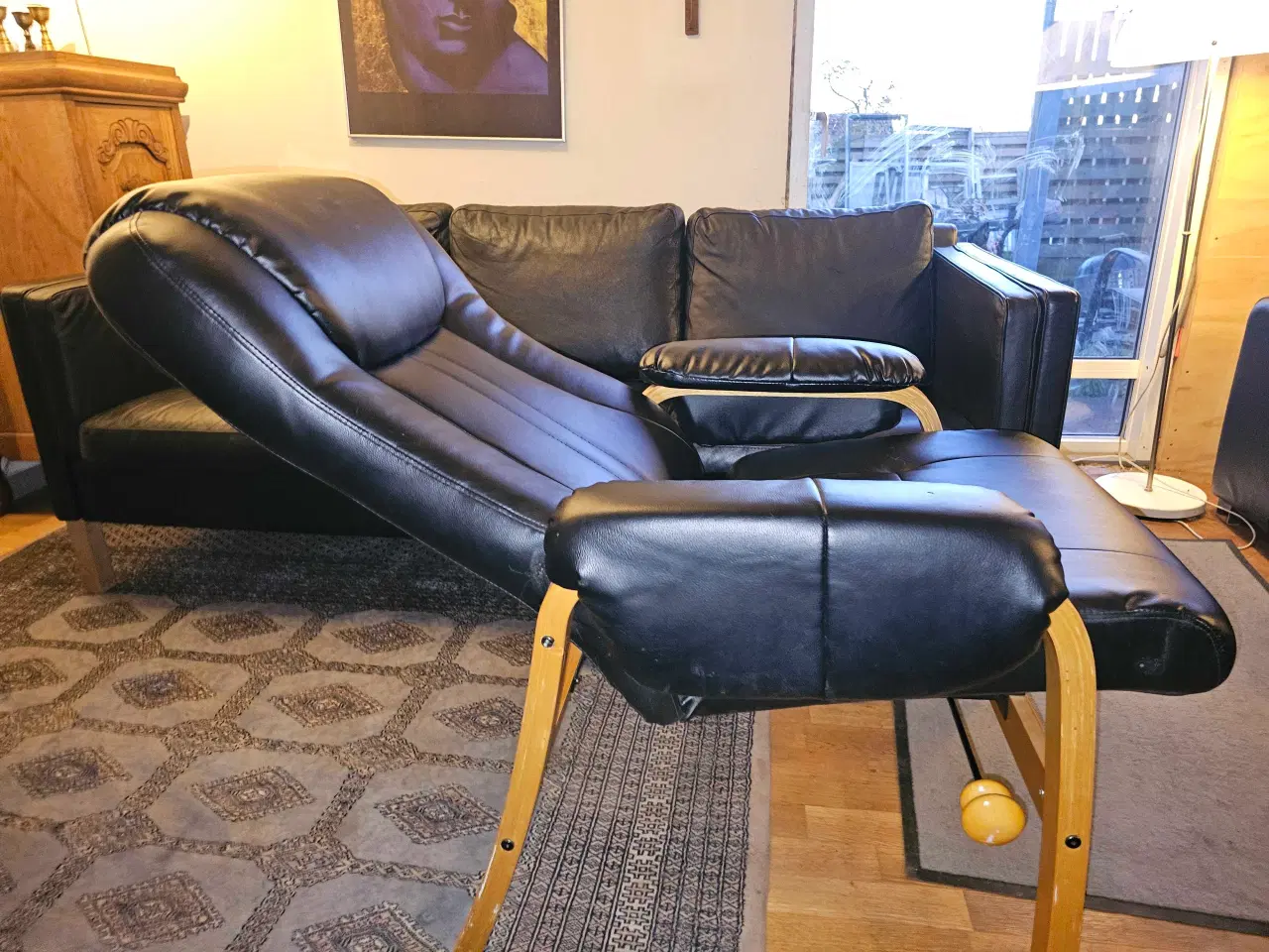 Billede 8 - 3-personers sofa + lænestol i sort kunstlæder