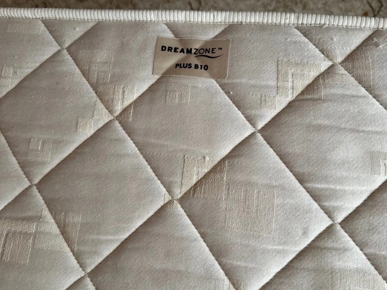 Billede 4 - Enkeltseng 90x200 med topmadras – hvid – pæn stand