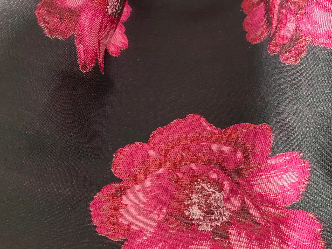 Billede 2 - Super flot sort nederdel med pink blomster - nyt