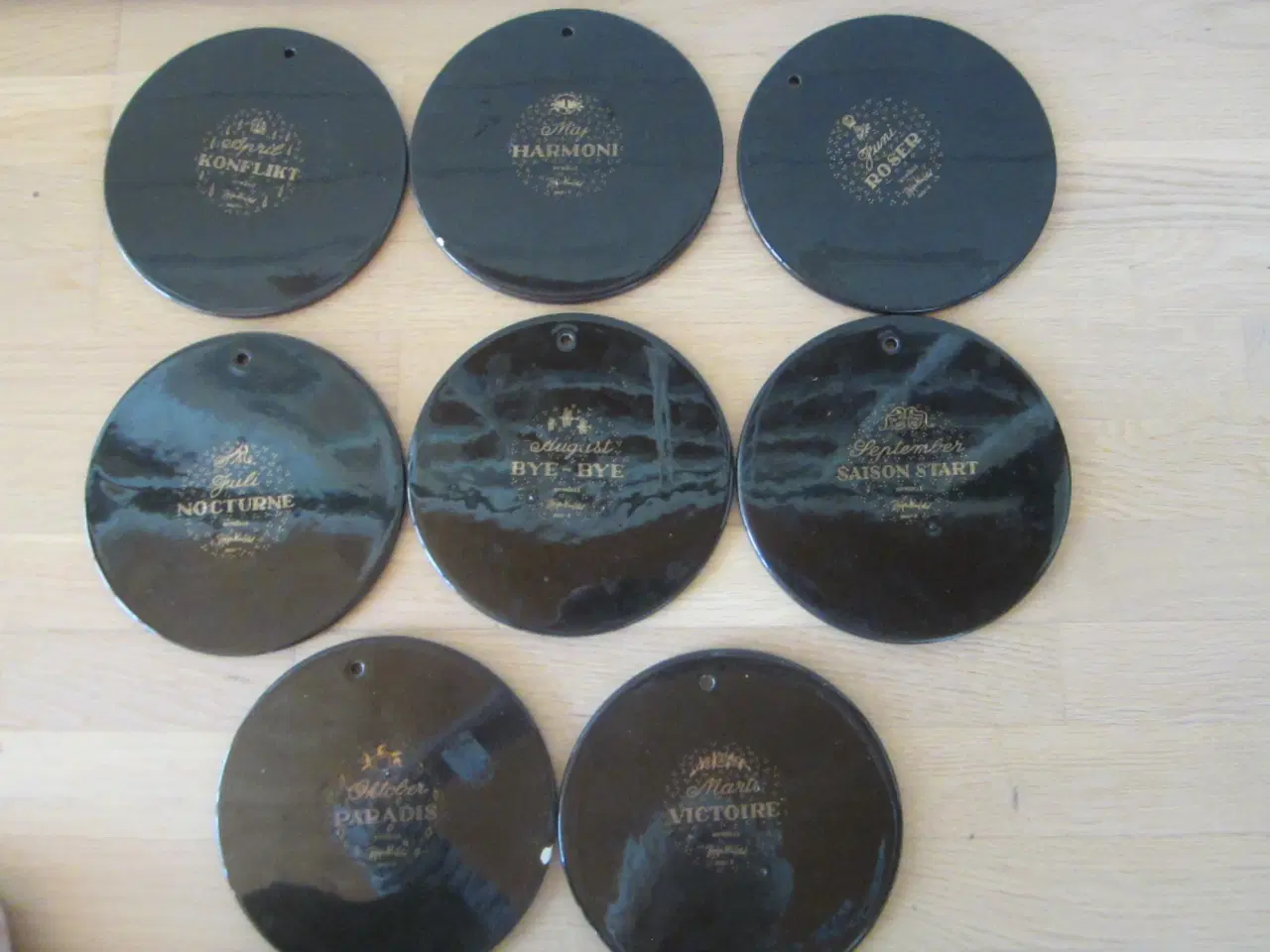 Billede 5 - Bjørn Wiinblad sorte/guld platter   samlet