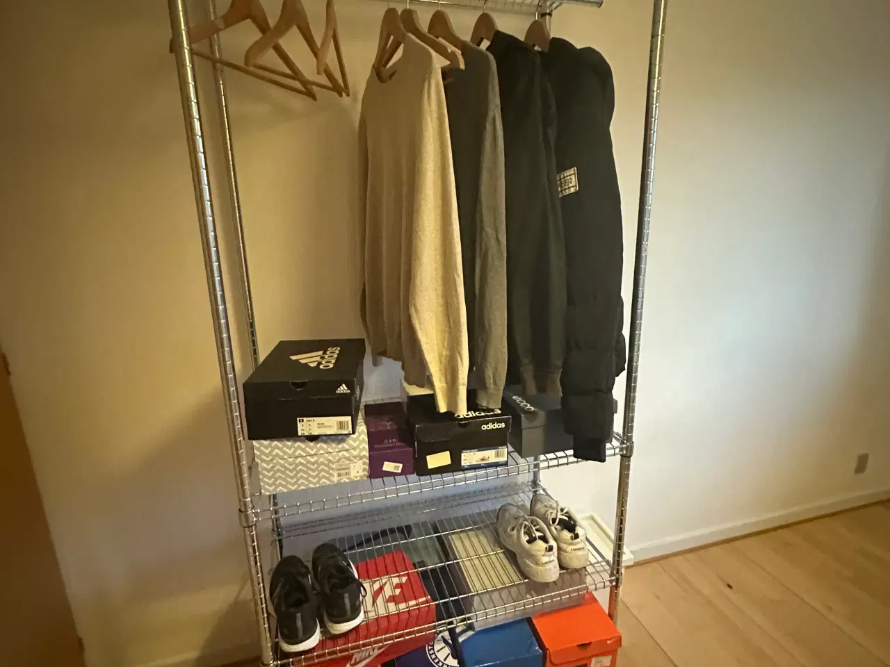 Billede 3 - Fin Omar reol med garderobestang fra IKEA sælges