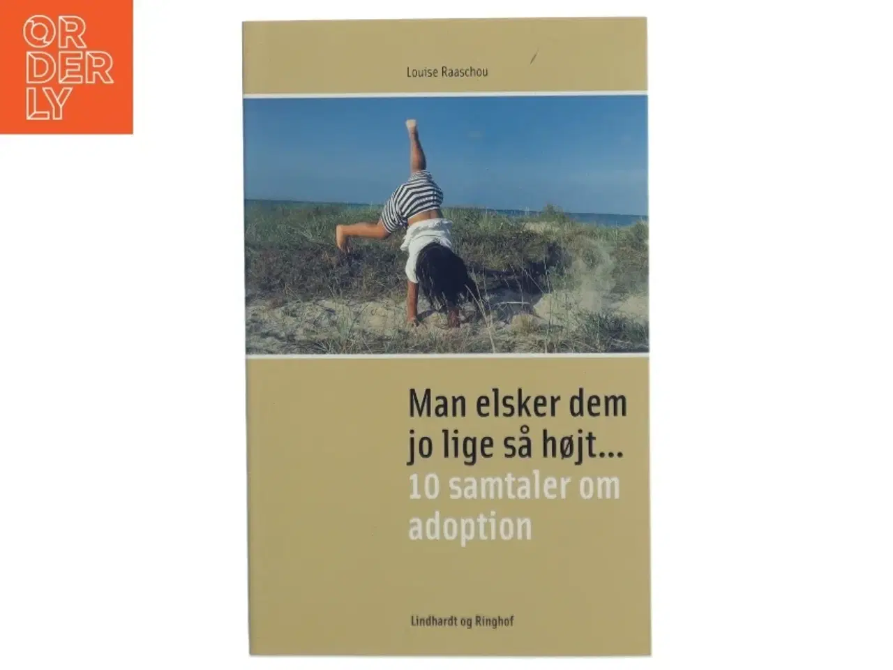 Billede 1 - Man elsker dem jo lige så højt : 10 samtaler om adoption af Louise Raaschou (Bog)