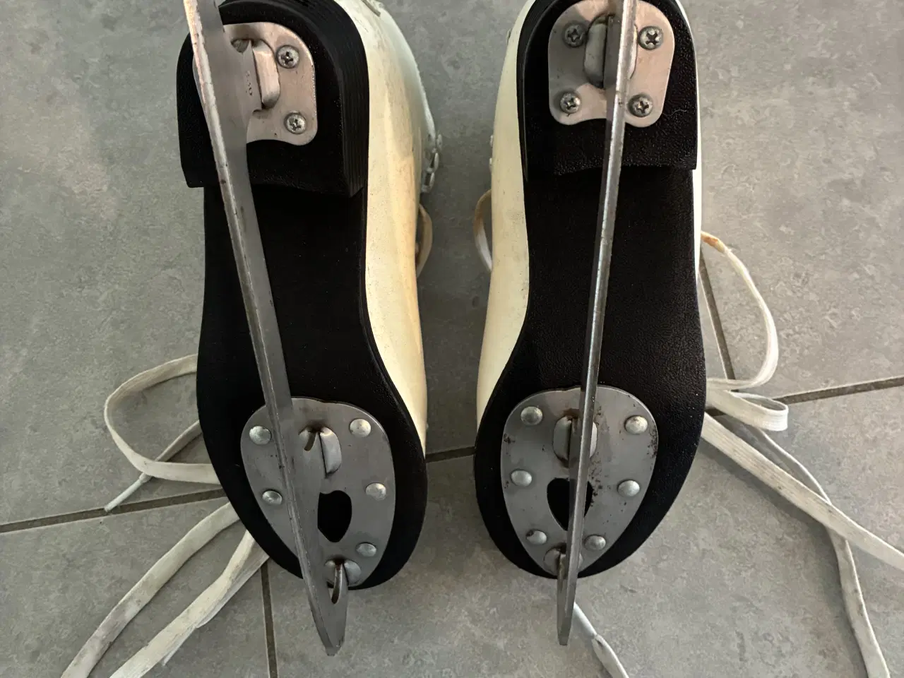 Billede 3 - Hvide skøjter