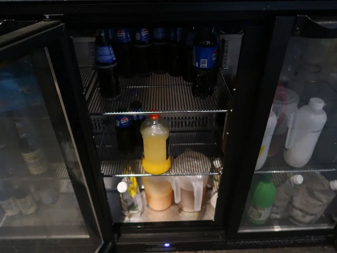 Billede 3 - Tefcold BA31H backbarkøler + indhold